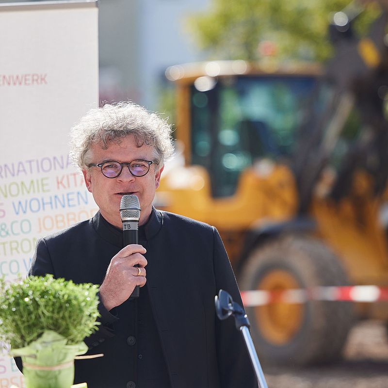 Architekt Professor Gerd Jäger (Generalplaner Baumschlager Eberle Architekten) hält eine Rede