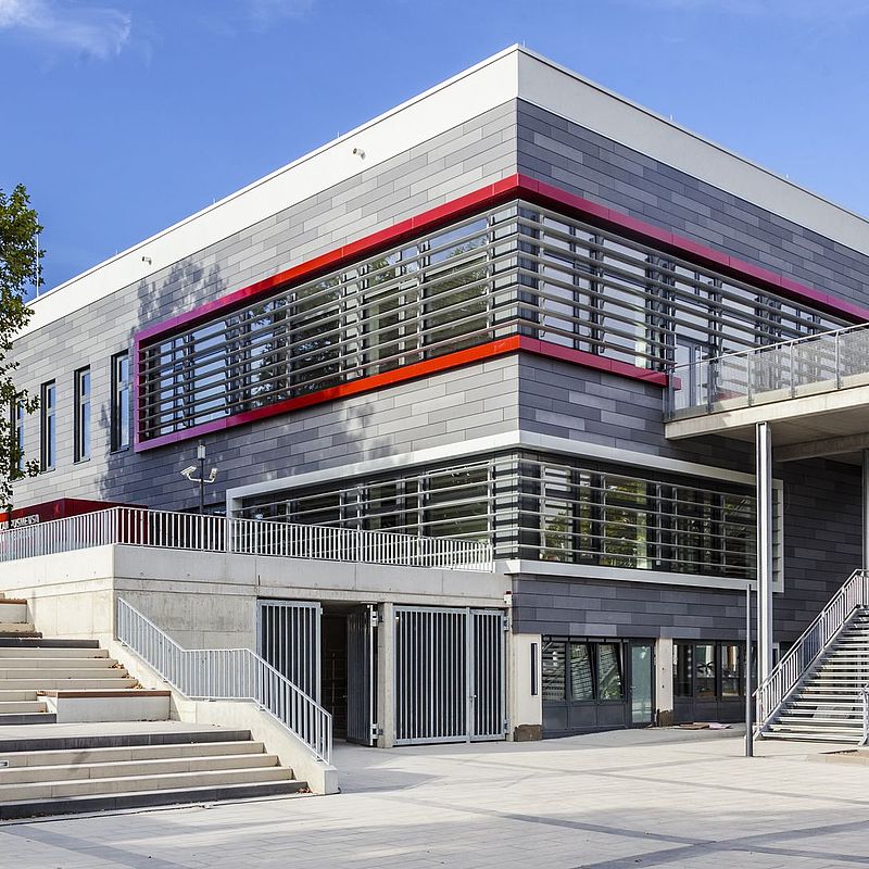 CAMPO Campusmensa Poppelsdorf aus Froschperspektive im Sommer von Seiten des Parkplatzes aus fotografiert, die Treppe die zum Eingang führt, im Vordergrund