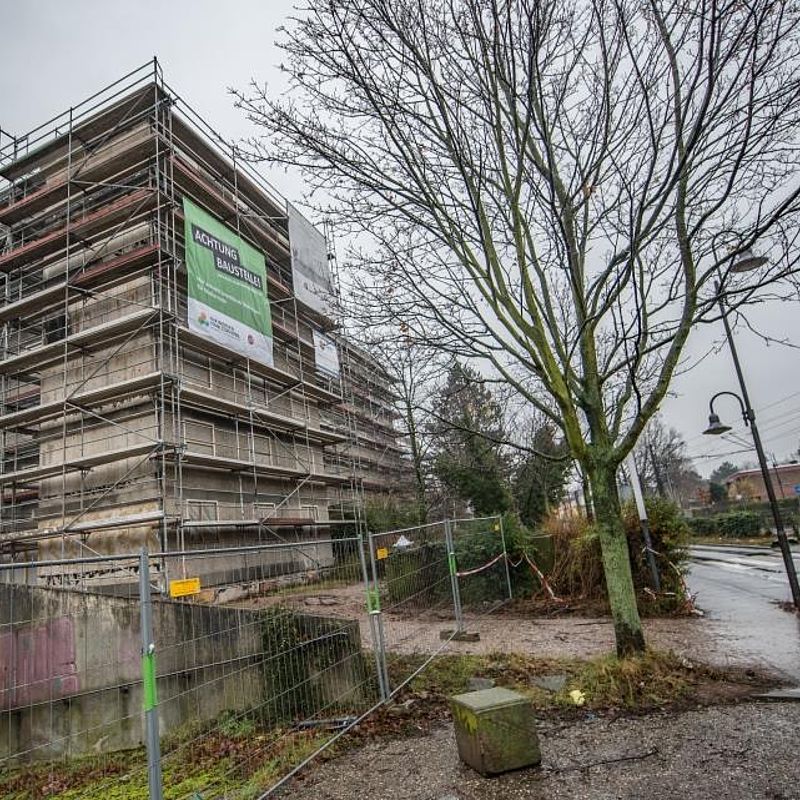 Das Wohnheim in der Pariser Straße, eingekleidet in Gerüst.