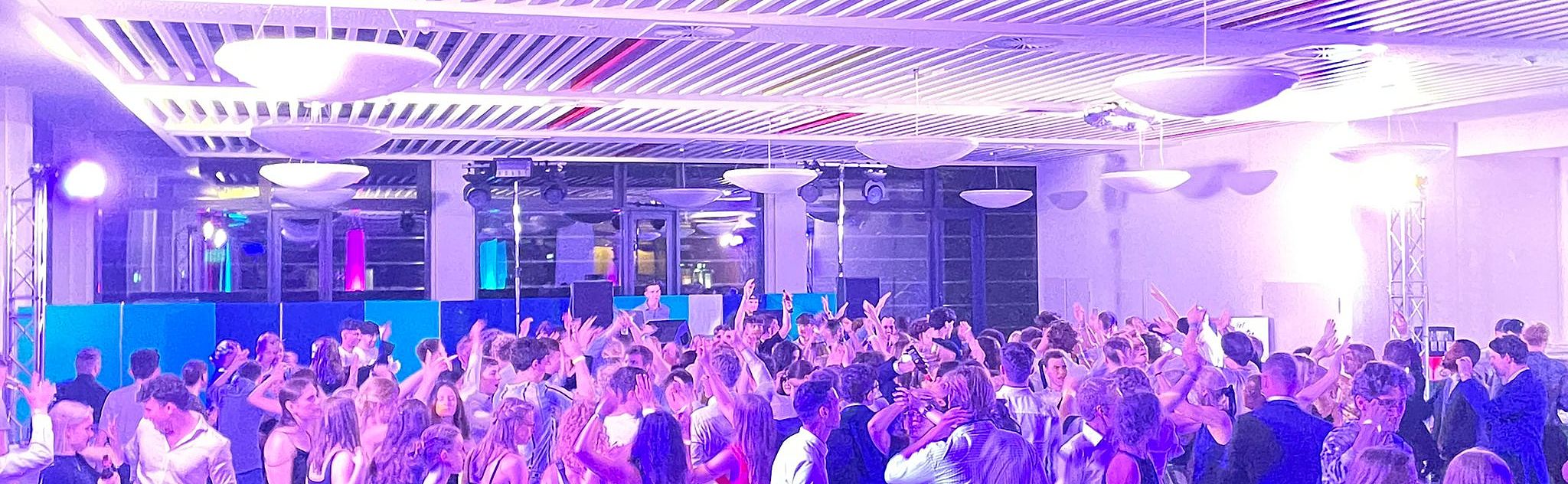 Riesige Tanzflaeche voller tanzender junger Leute: diese Abi-Location in Bonn bietet alles, was ein Abiball braucht!