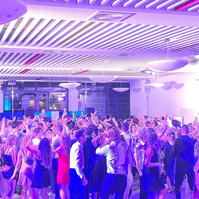 Riesige Tanzflaeche voller tanzender junger Leute: diese Abi-Location in Bonn bietet alles, was ein Abiball braucht!