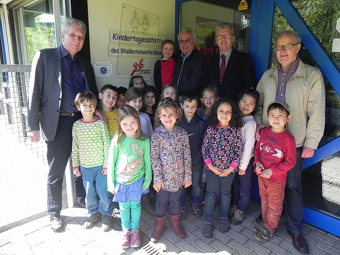 Ein Schild am Eingang der KiTa Rheinaue des Studentenwerks Bonn als sichtbarer Ausdruck der Unterstützung durch den Kiwanis Club Bonn. Die Maxi-Kinder der KiTa freut es.