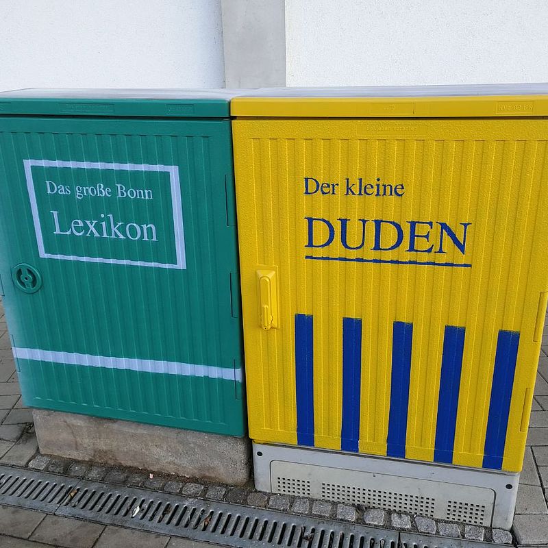Kästen besprüht als zwei Buch-Umschläge