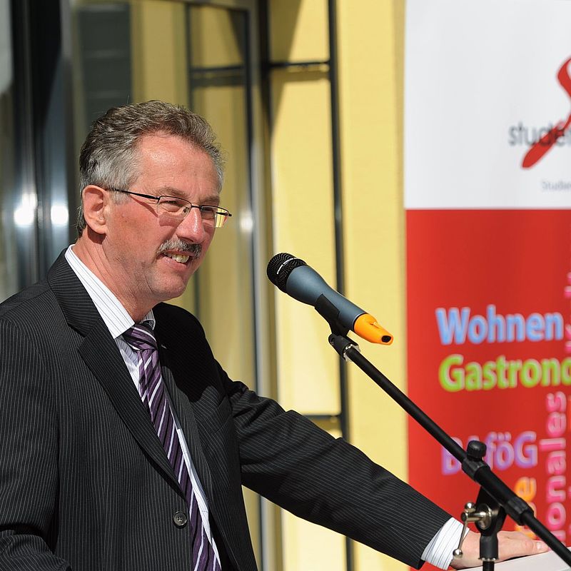 Rektor der Uni hält eine Rede