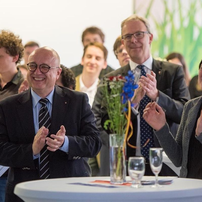 Gäste klatschen fröhlich beim Fest anlässlich 40 Jahre Bonn-Toulouse