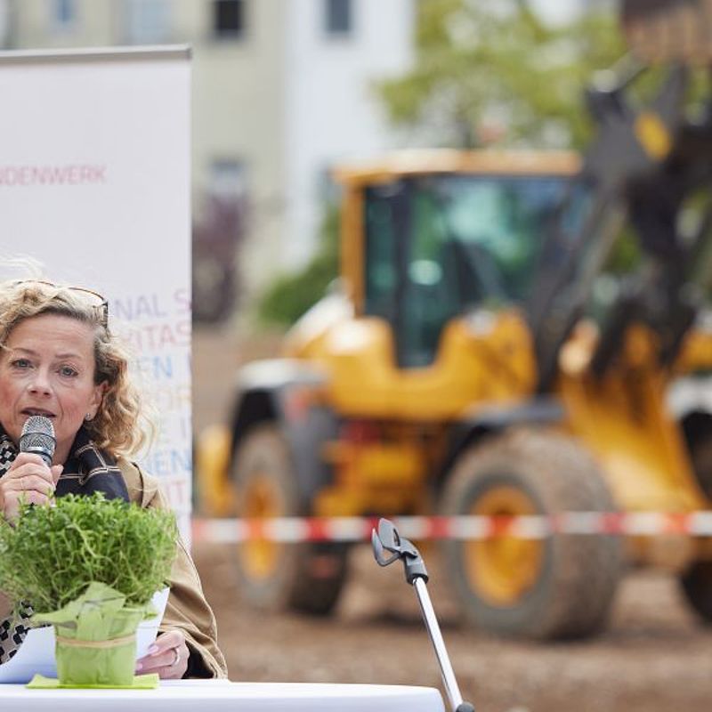 Dr. Sandra Scheermesser (Ministerium für Kultur und Wissenschaft) spricht ins Mikrofon
