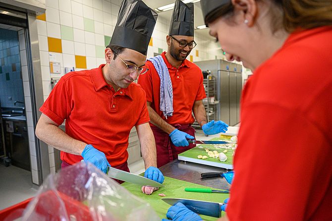 Studierende kochen Gemeinsam in der professionellen Großküche der CAMPO Campusmensa Poppelsdorf