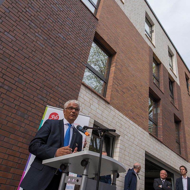 Oberbürgermeister Ashok Sridharan hält eine Rede am Rednerpult