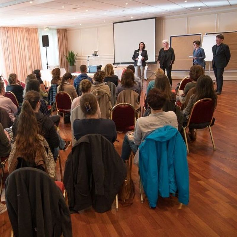 Das Plenum, bestehend aus den 70 Mitarbeiterinnen und Mitarbeitern der Kindertageseinrichtungen des Studierendenwerks Bonn mit der Referentin im Hintergrund.