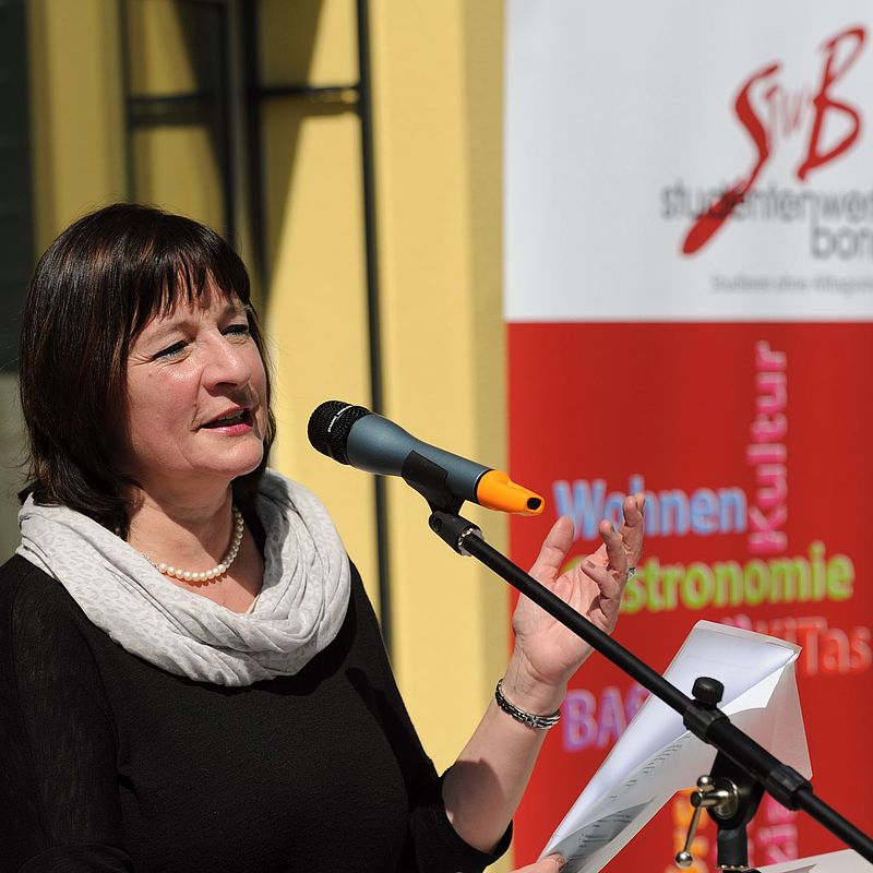Leiterin der Abteilung Hochschulgastronomie hält eine Rede in Vertretung des Geschäftsführers